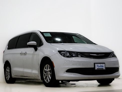 Used 2017 Chrysler Pacifica LX image 1