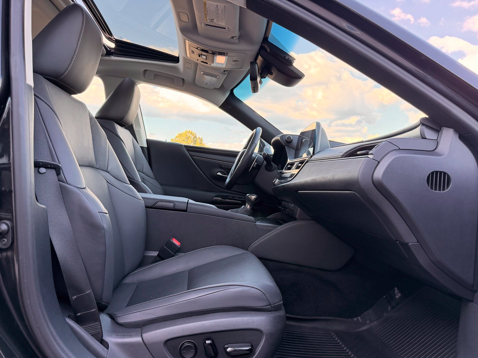 Used 2022 Lexus ES 300h w/ Premium Package FWD image 30