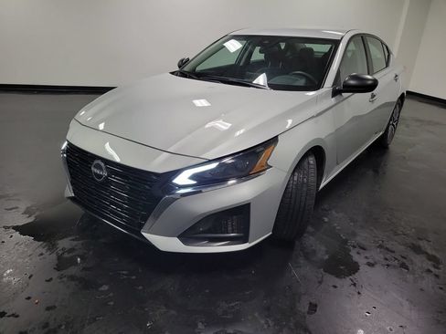 Used 2024 Nissan Altima 2.5 SV FWD image 4