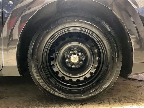 Used 2024 Kia Carnival LX FWD image 9