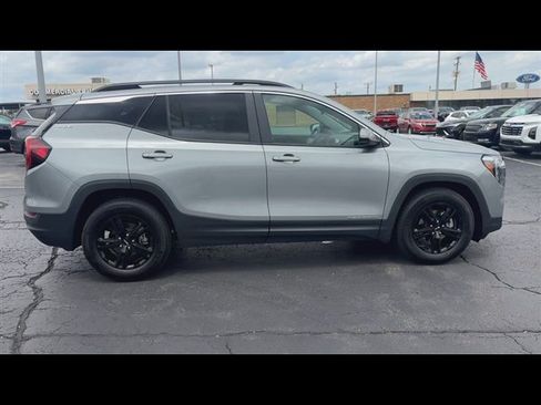 Used 2024 GMC Terrain SLE w/ Driver Convenience Package FWD image 9