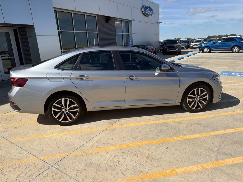 Used 2025 Volkswagen Jetta SE FWD image 8