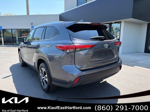 Used 2023 Toyota Highlander XLE AWD/4WD image 10