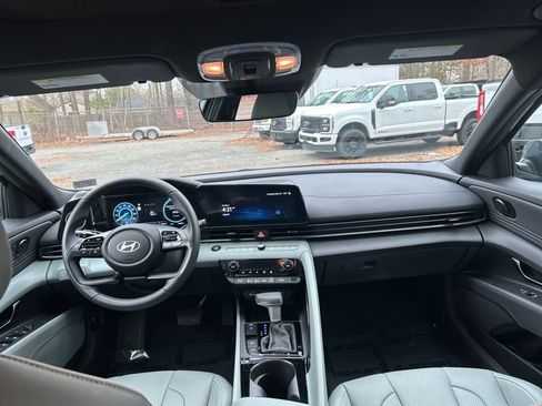 Certified 2025 Hyundai Elantra Limited image 26