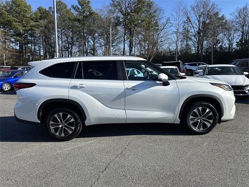 Used 2023 Toyota Highlander XLE image 8