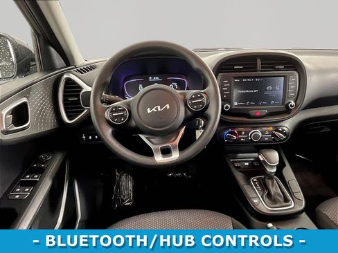 Used 2025 Kia Soul LX w/ LX Technology Package FWD image 8