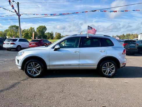 Used 2015 Volkswagen Touareg VR6 image 2