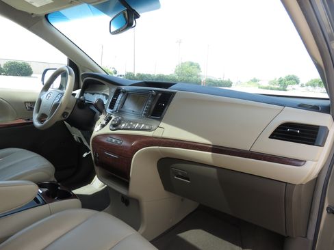 Used 2011 Toyota Sienna XLE w/ XLE Navigation Pkg FWD image 32