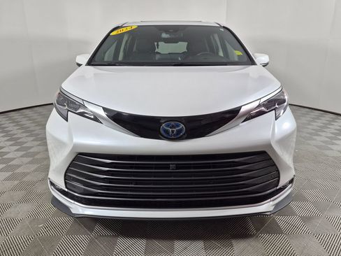 Used 2024 Toyota Sienna Platinum FWD image 8