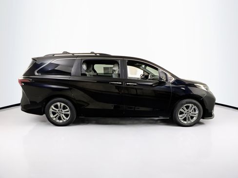Used 2022 Toyota Sienna XSE AWD/4WD image 4