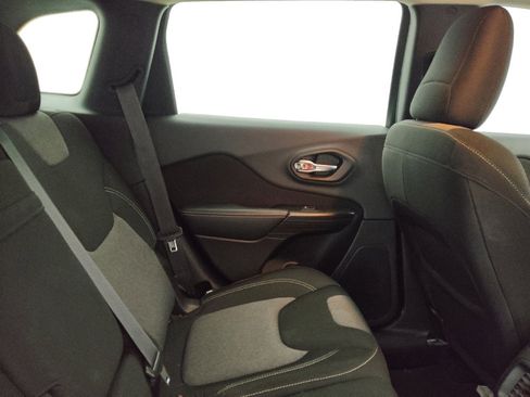 Used 2014 Jeep Cherokee Latitude w/ Comfort/Convenience Group image 18