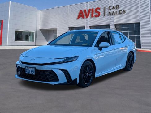 Used 2025 Toyota Camry SE image 1