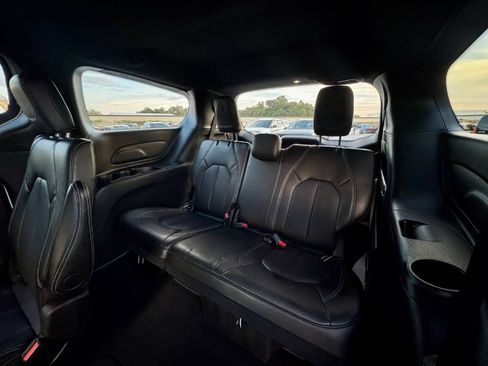 Used 2025 Chrysler Voyager LX FWD image 10