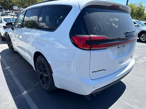 Used 2025 Chrysler Pacifica Limited FWD image 5