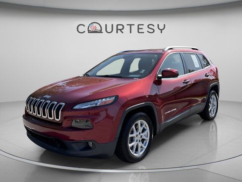 Used 2017 Jeep Cherokee Latitude FWD image 2