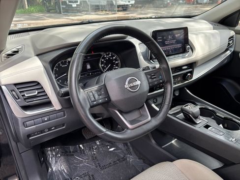 Used 2025 Nissan Rogue SV FWD image 30