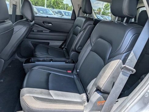 Used 2024 Nissan Pathfinder SL w/ SL Premium Package FWD image 19