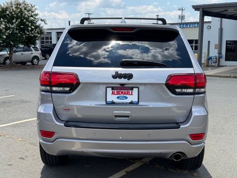 Used 2018 Jeep Grand Cherokee Altitude RWD image 4