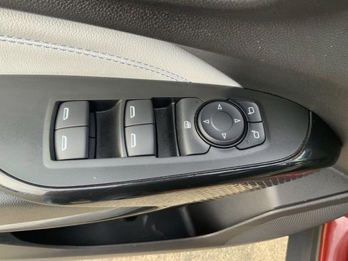 Used 2025 Chevrolet Trax LT w/ LT Convenience Package FWD image 22