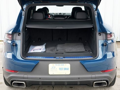 Used 2024 Porsche Cayenne w/ Premium Package image 10