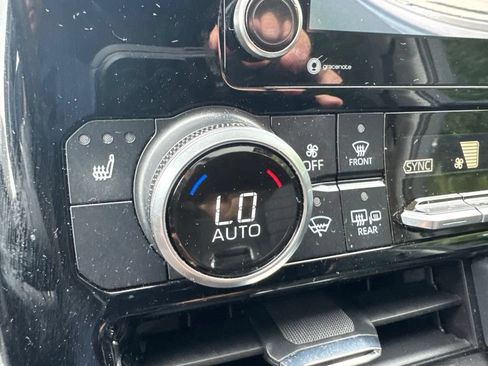 Used 2022 Toyota Highlander XLE AWD/4WD image 20