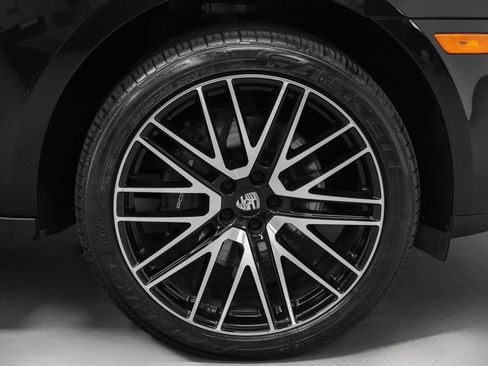 Certified 2022 Porsche Macan AWD/4WD image 17