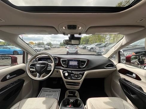 Used 2019 Chrysler Pacifica Limited w/ Tire & Wheel Group FWD image 2