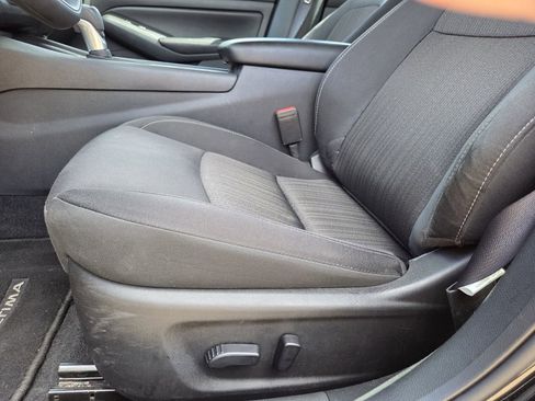 Used 2025 Nissan Altima 2.5 SV FWD image 14