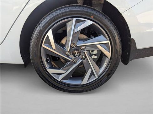Used 2025 Hyundai Elantra SEL FWD image 9