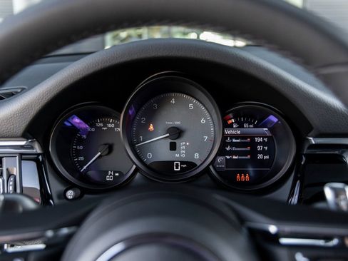 Certified 2025 Porsche Macan S image 28