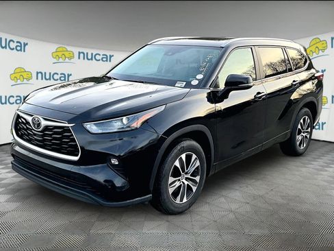 Used 2024 Toyota Highlander XLE image 2