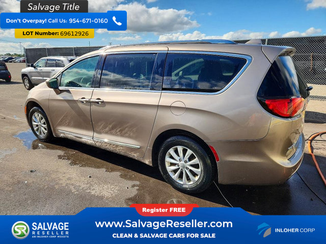 Used 2018 Chrysler Pacifica Touring-L Plus FWD image 3