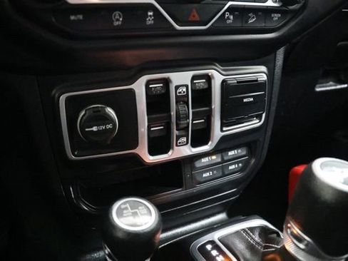 Used 2018 Jeep Wrangler Unlimited Sahara w/ Cold Weather Group image 30