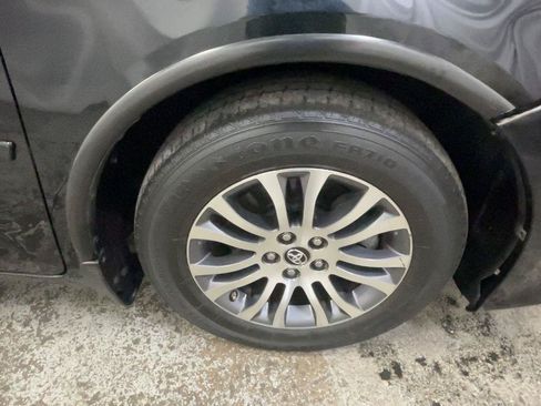 Used 2018 Toyota Sienna XLE FWD image 18
