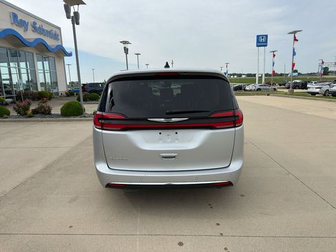 Used 2024 Chrysler Pacifica Touring-L FWD image 6