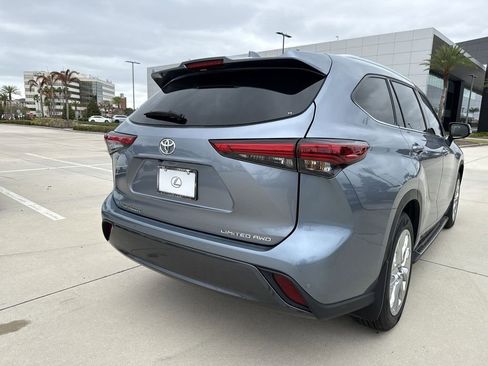 Used 2023 Toyota Highlander Limited image 11