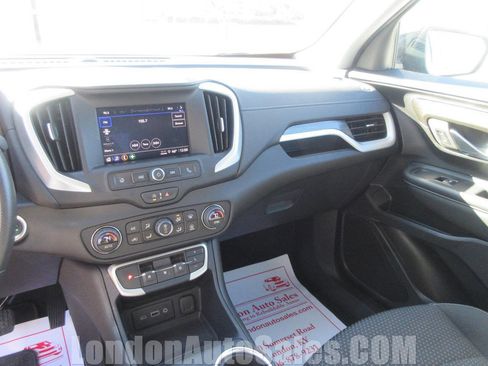 Used 2024 GMC Terrain SLE w/ Driver Convenience Package image 11