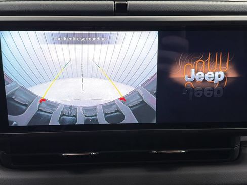 Used 2025 Jeep Wrangler Unlimited Sahara AWD/4WD image 21