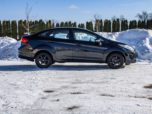 Used 2013 Ford Fiesta SE w/ Moon & Mood Pkg image 2