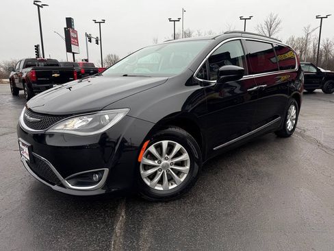 Used 2017 Chrysler Pacifica Touring-L FWD image 3