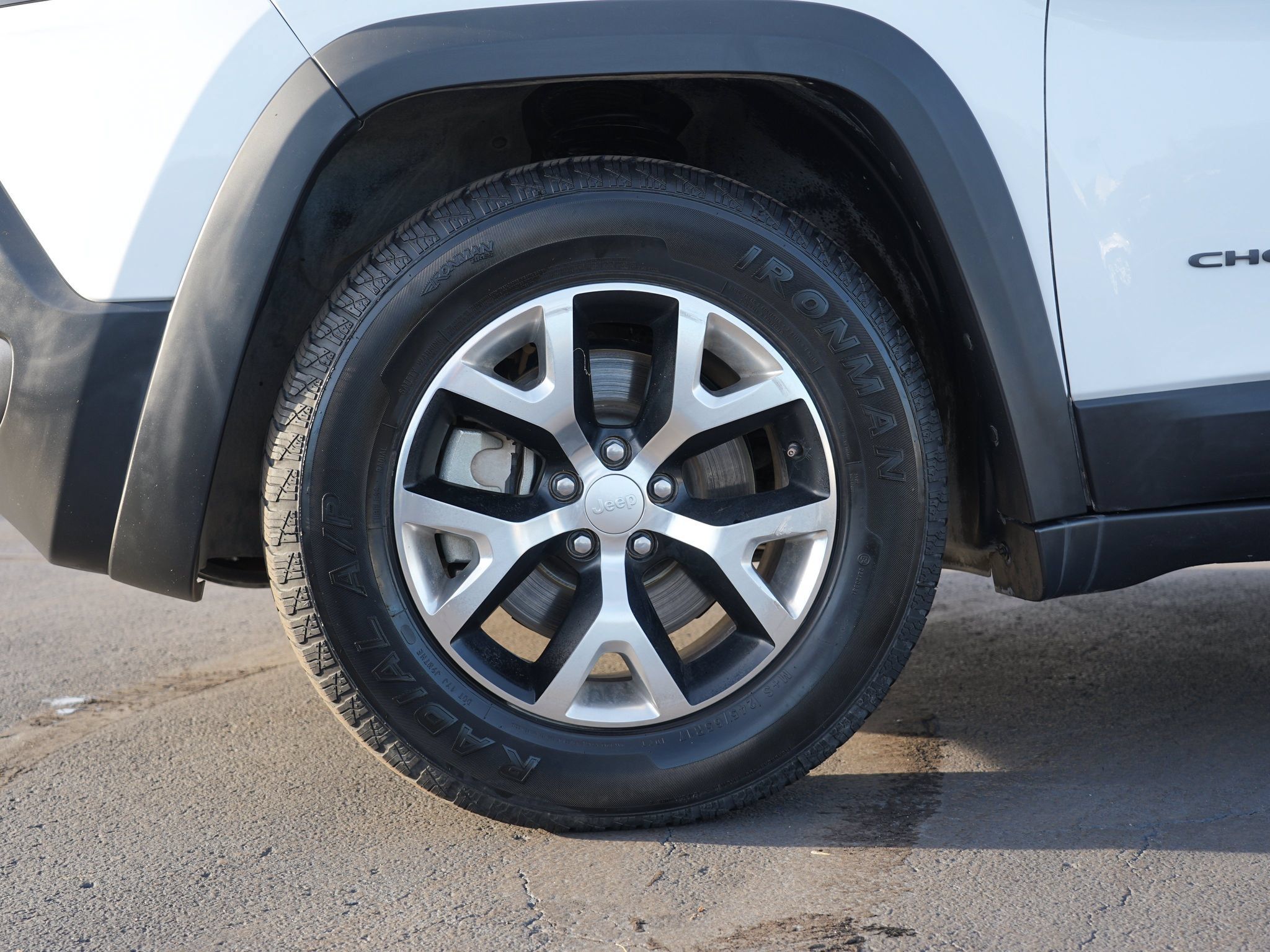 Used 2017 Jeep Cherokee Trailhawk AWD/4WD image 11
