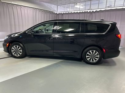 Used 2024 Chrysler Pacifica Select