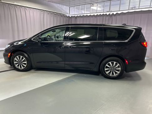 Used 2024 Chrysler Pacifica Select image 4