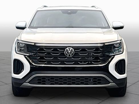 Used 2025 Volkswagen Atlas Cross Sport SE w/ Panoramic Sunroof Package FWD image 4