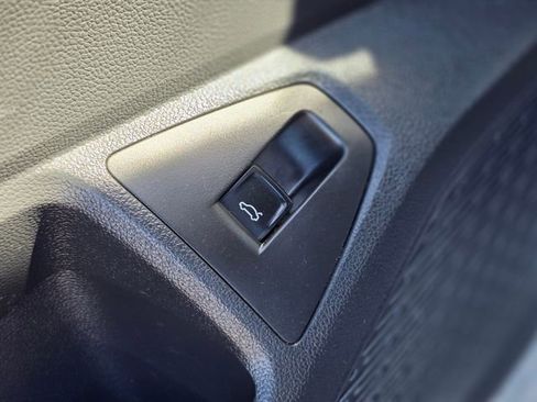 Used 2025 Volkswagen Jetta SE image 24