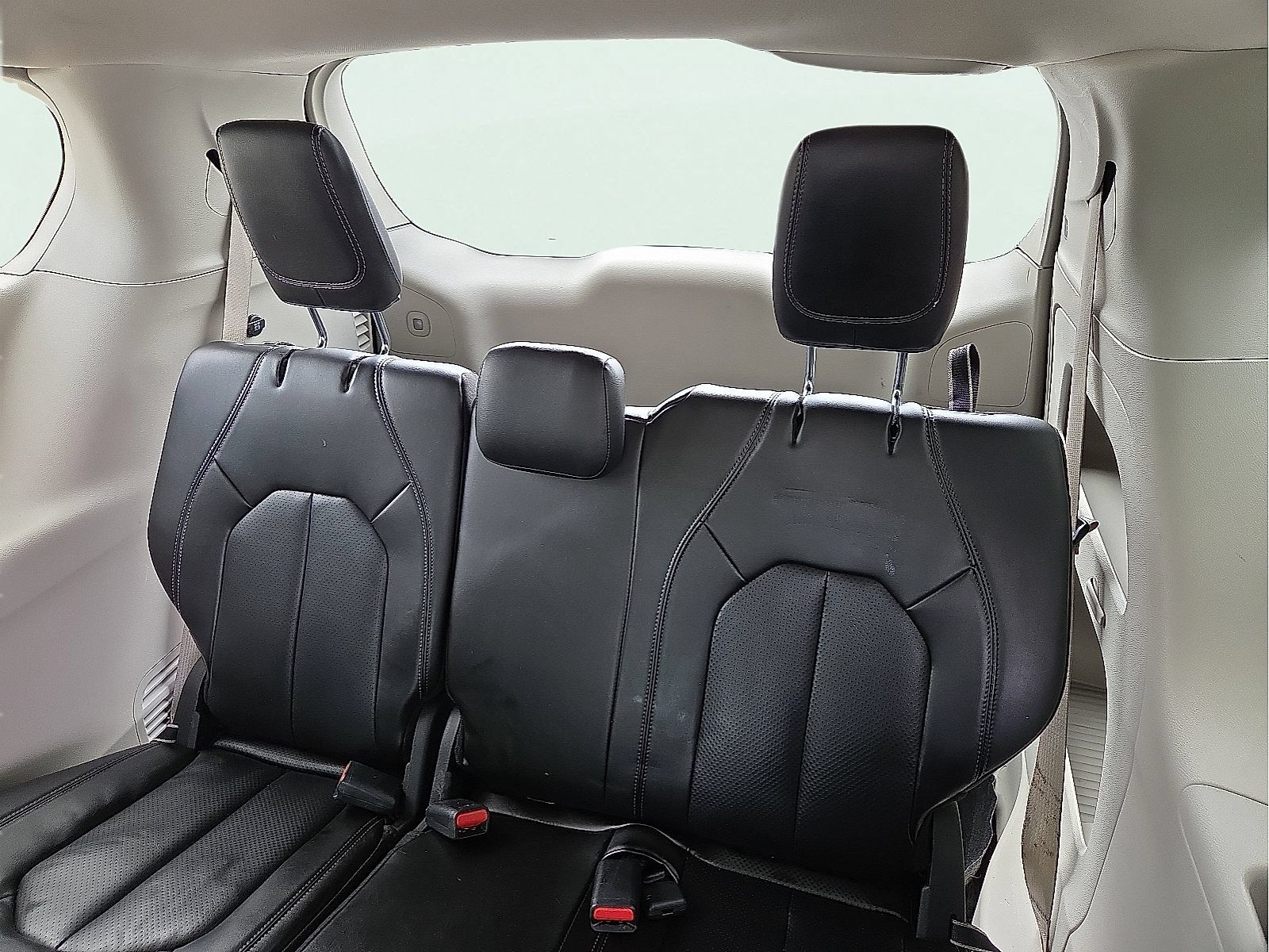Used 2023 Chrysler Pacifica Touring-L FWD image 10