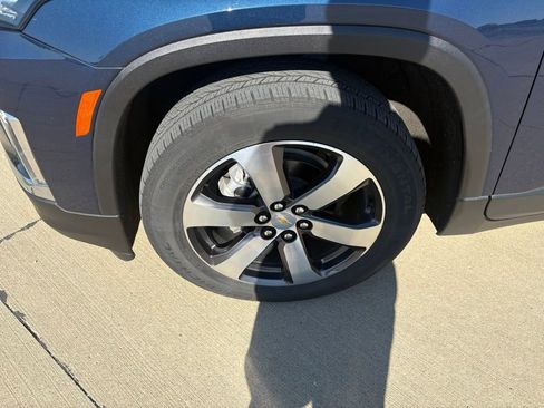 Used 2023 Chevrolet Traverse LT w/ LT Premium Package AWD/4WD image 38