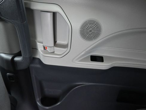 Used 2021 Toyota Sienna LE image 34