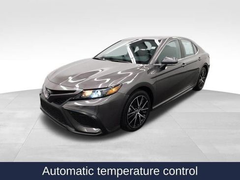 Used 2024 Toyota Camry SE image 4