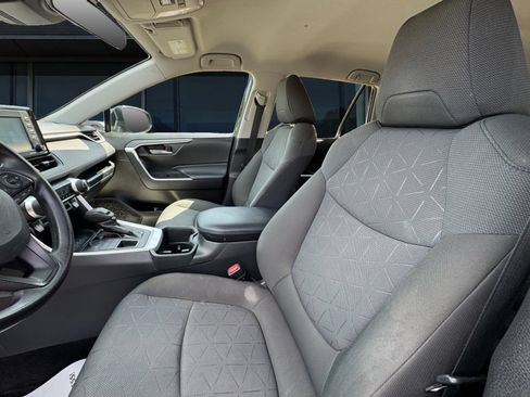 Used 2022 Toyota RAV4 XLE AWD/4WD image 2